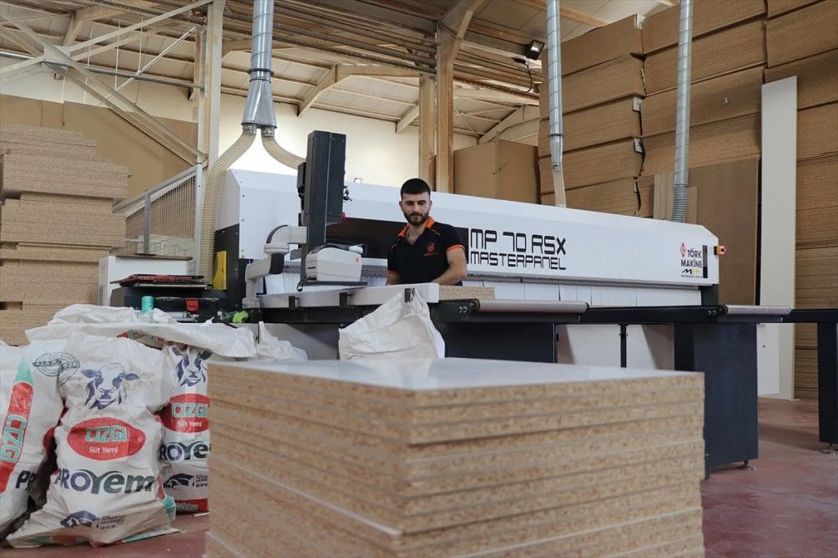 Enerjisini GES'ten sağlayan fabrika ihtiyaç fazlası elektriği satıyor