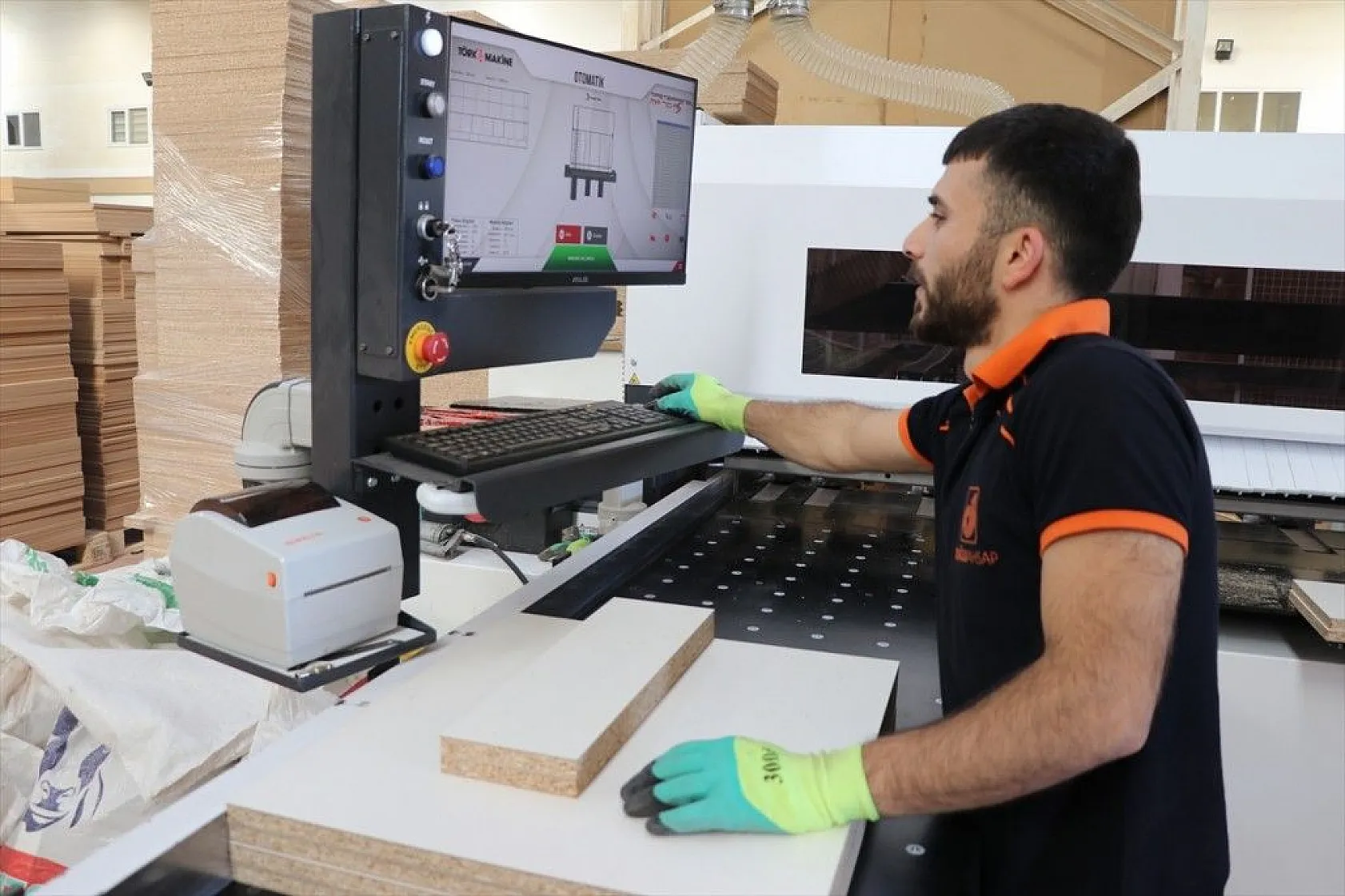 Enerjisini GES'ten sağlayan fabrika ihtiyaç fazlası elektriği satıyor