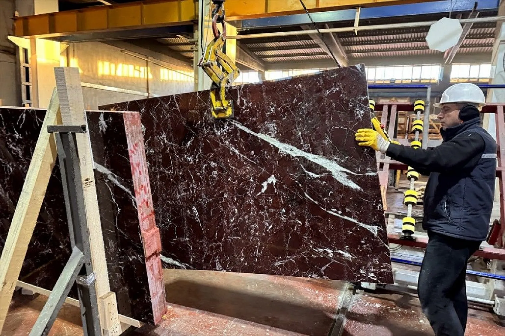 Dubai'de lüks villalarda Elazığ vişne mermeri kullanılacak