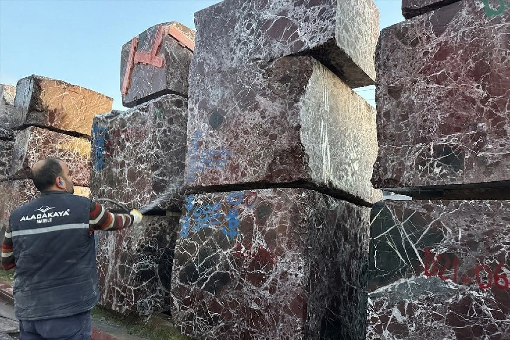 Dubai'de lüks villalarda Elazığ vişne mermeri kullanılacak