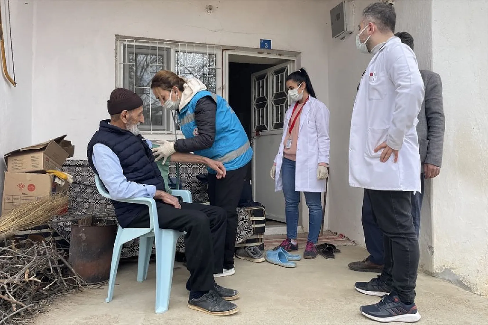 Kırsaldaki depremzedelere gezici sağlık hizmeti