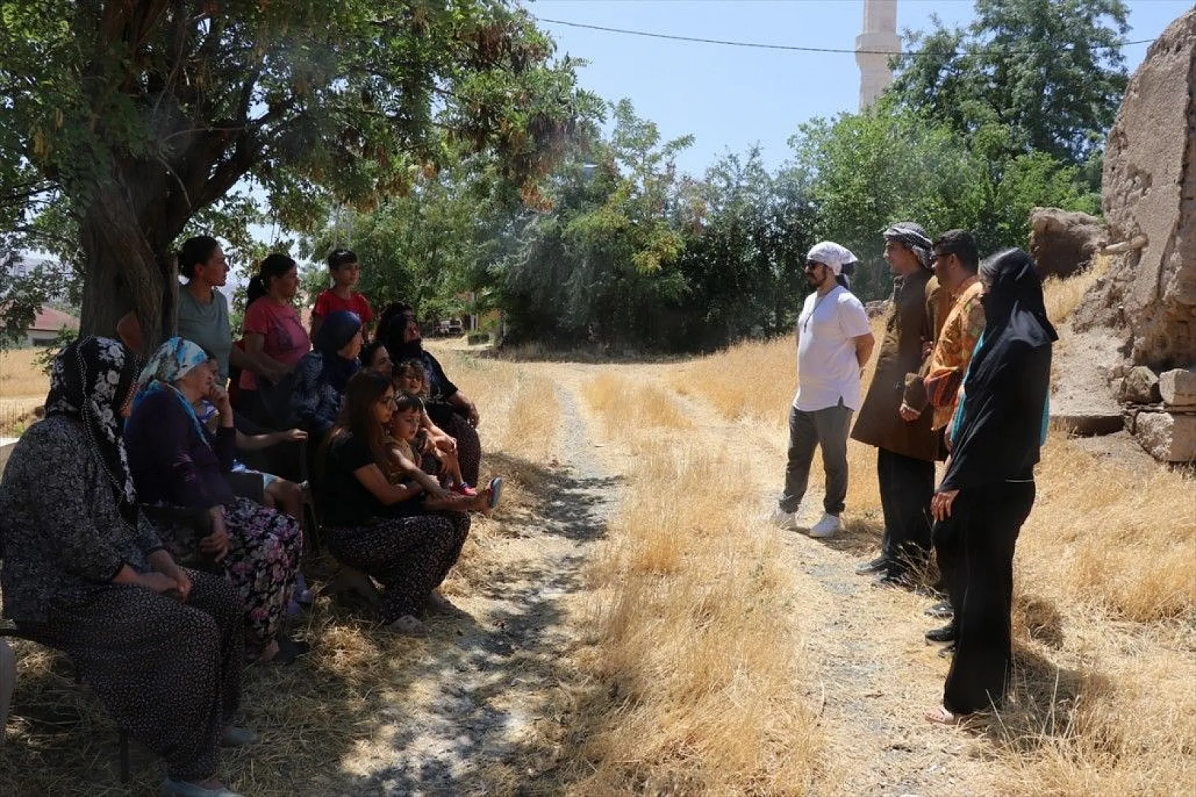 İsrail'in zulmünü köy köy gezerek tiyatroyla anlatıyorlar