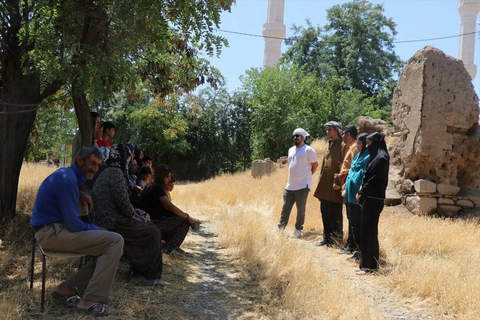 İsrail'in zulmünü köy köy gezerek tiyatroyla anlatıyorlar