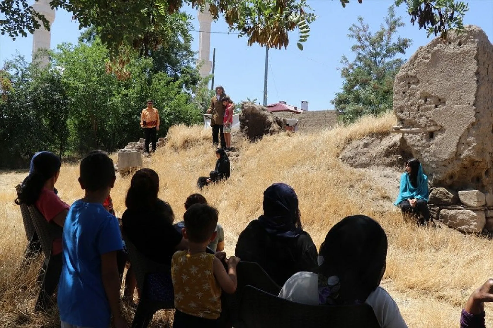 İsrail'in zulmünü köy köy gezerek tiyatroyla anlatıyorlar