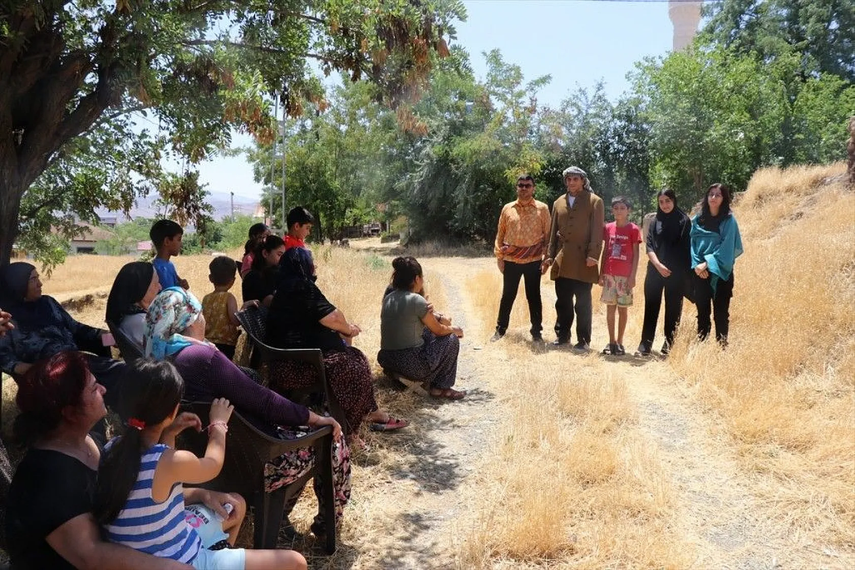 İsrail'in zulmünü köy köy gezerek tiyatroyla anlatıyorlar