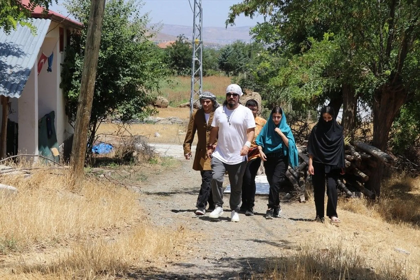 İsrail'in zulmünü köy köy gezerek tiyatroyla anlatıyorlar