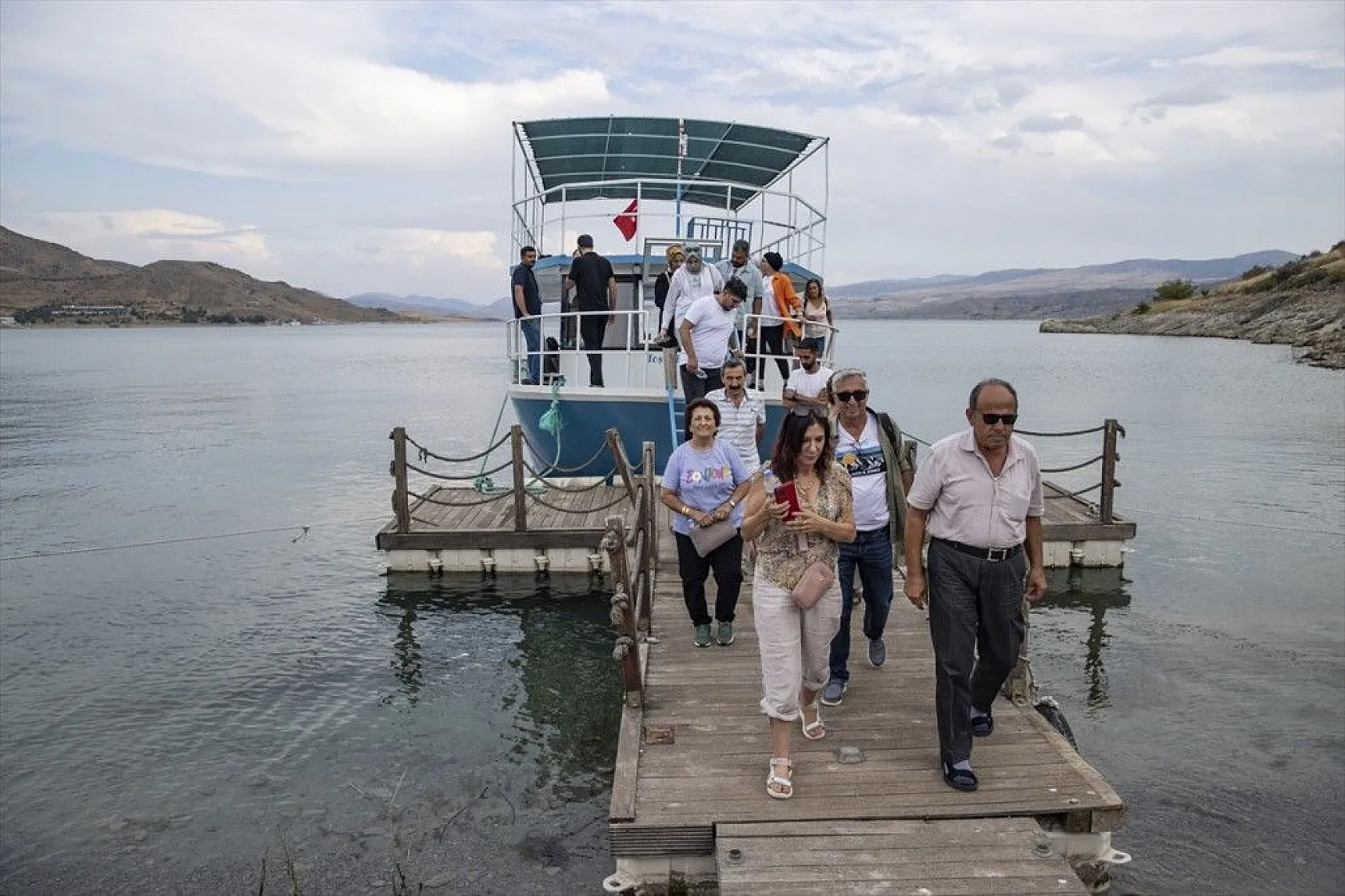 Tarihi Pertek Kalesi'nin cazibesi tekne turlarıyla artıyor