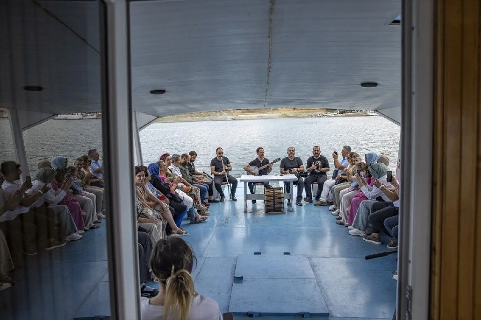 Tarihi Pertek Kalesi'nin cazibesi tekne turlarıyla artıyor