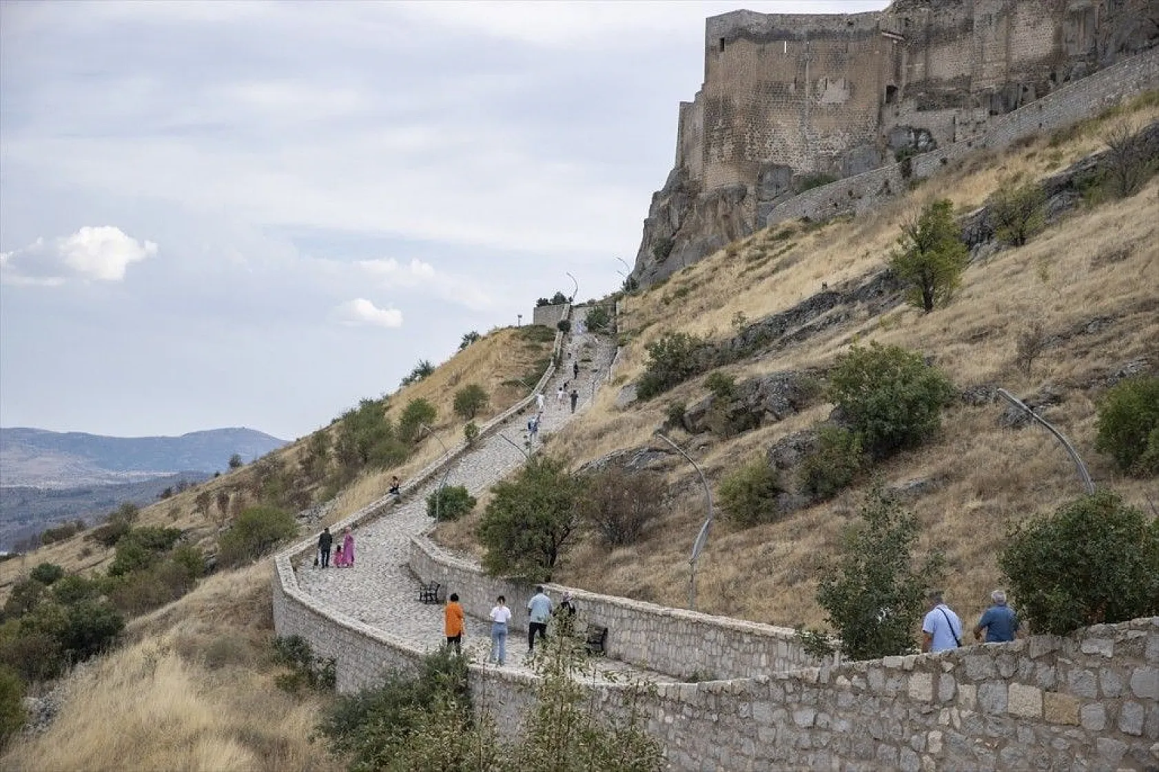 Tarihi Pertek Kalesi'nin cazibesi tekne turlarıyla artıyor