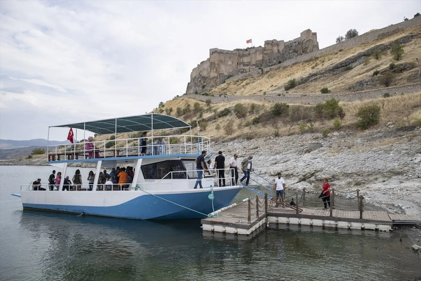Tarihi Pertek Kalesi'nin cazibesi tekne turlarıyla artıyor