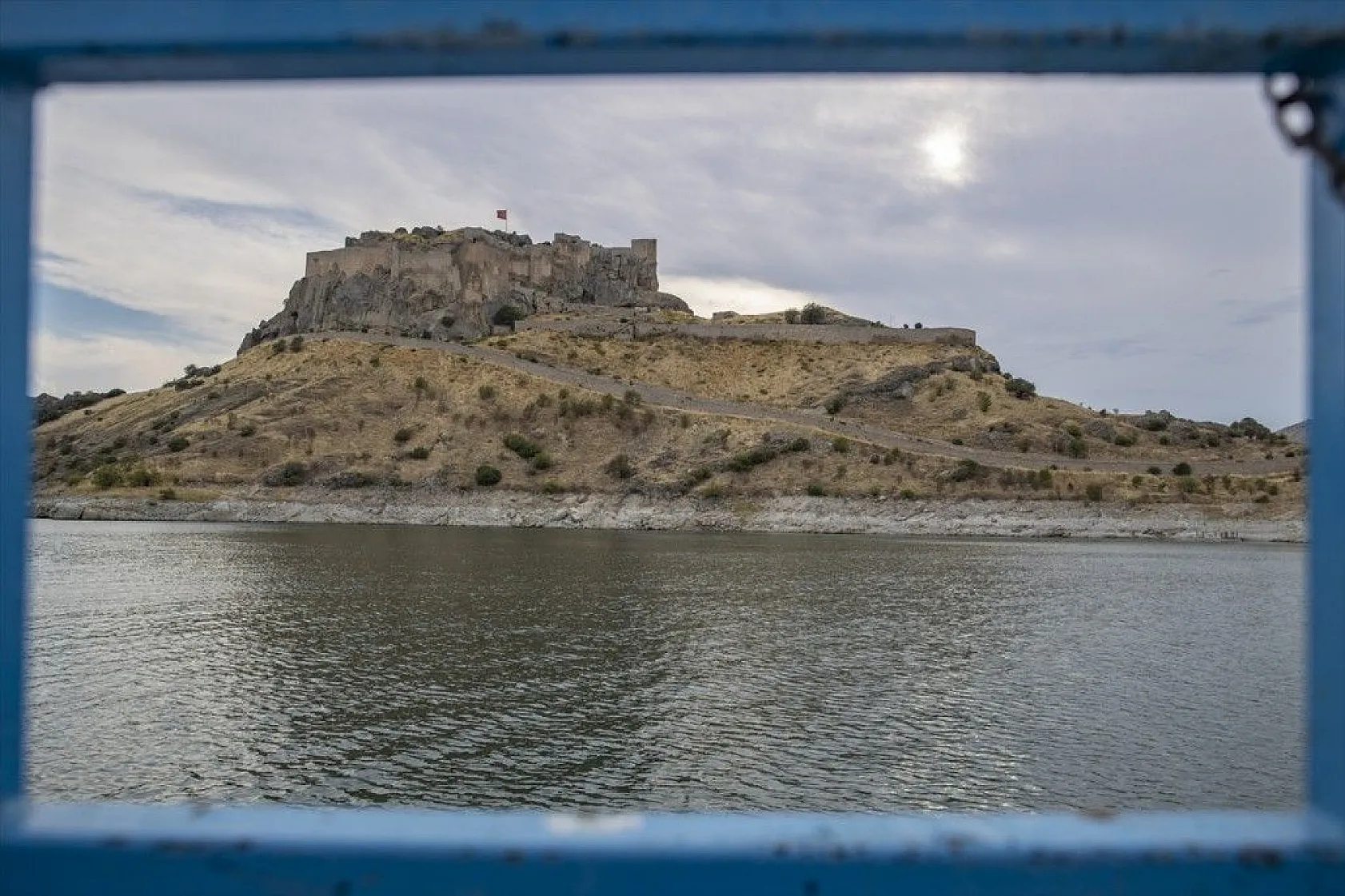 Tarihi Pertek Kalesi'nin cazibesi tekne turlarıyla artıyor