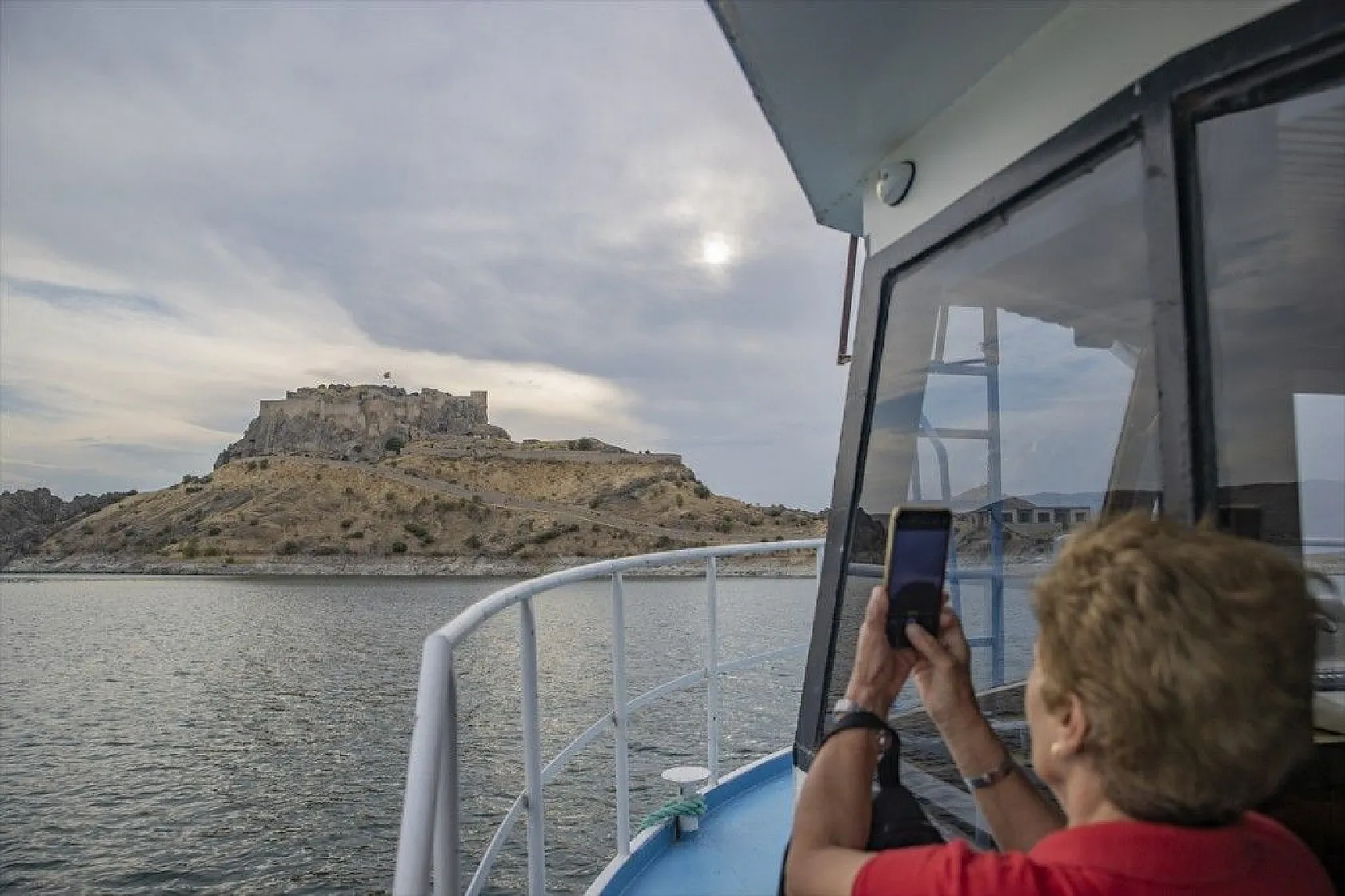Tarihi Pertek Kalesi'nin cazibesi tekne turlarıyla artıyor