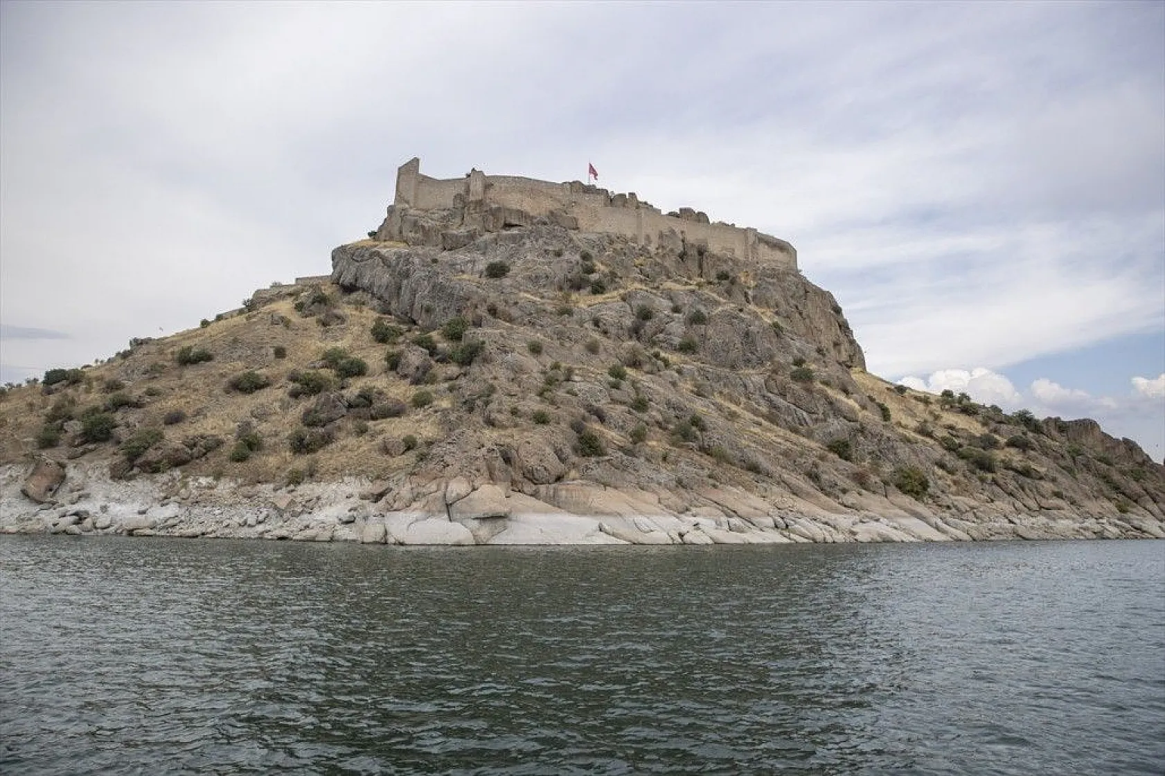 Tarihi Pertek Kalesi'nin cazibesi tekne turlarıyla artıyor