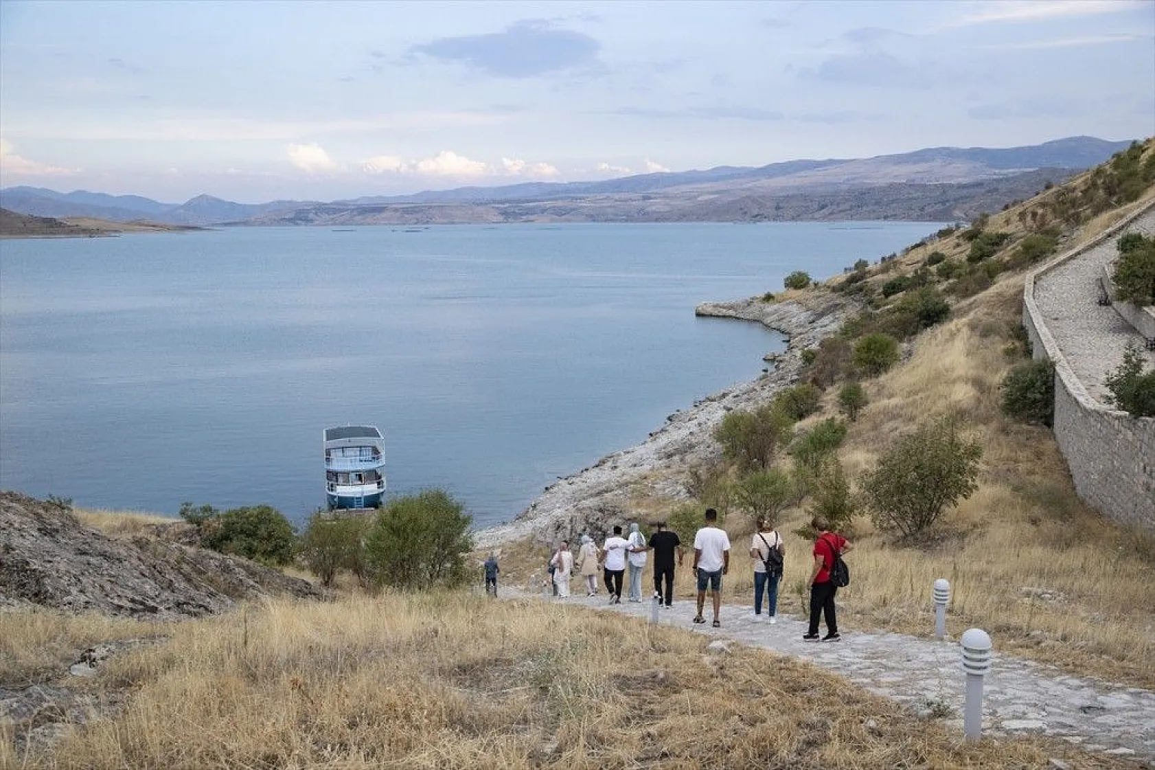 Tarihi Pertek Kalesi'nin cazibesi tekne turlarıyla artıyor