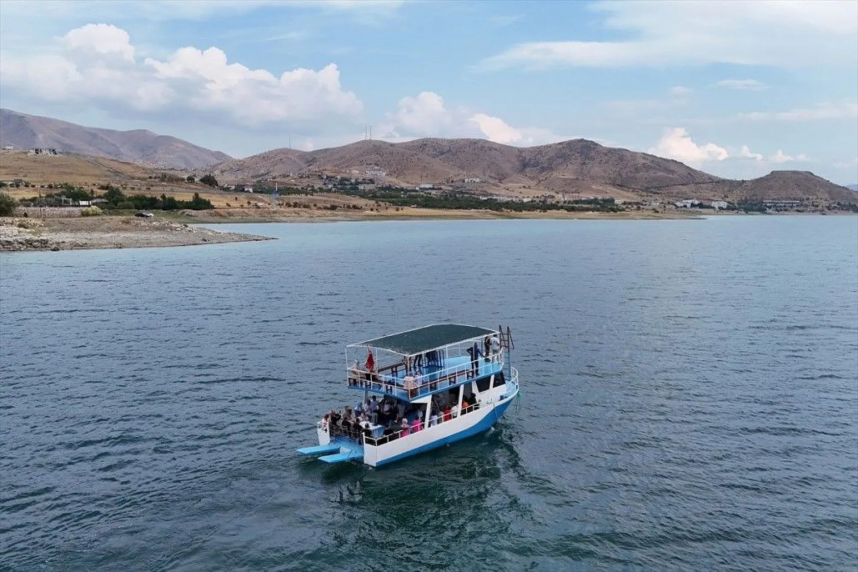 Tarihi Pertek Kalesi'nin cazibesi tekne turlarıyla artıyor