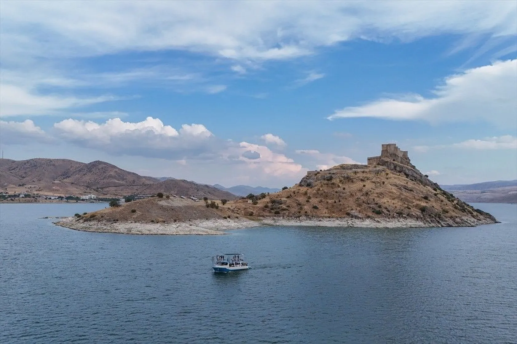 Tarihi Pertek Kalesi'nin cazibesi tekne turlarıyla artıyor