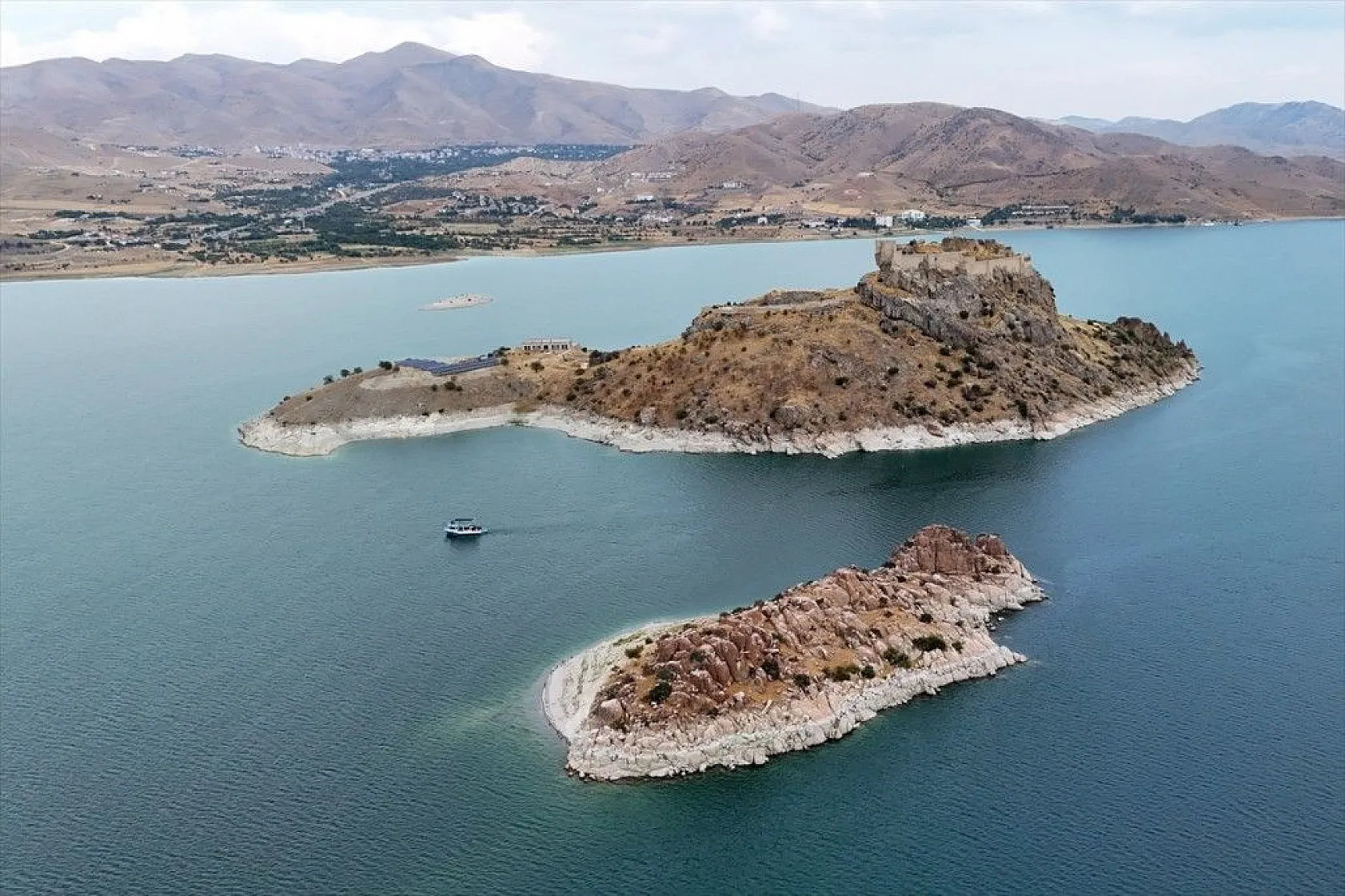 Tarihi Pertek Kalesi'nin cazibesi tekne turlarıyla artıyor