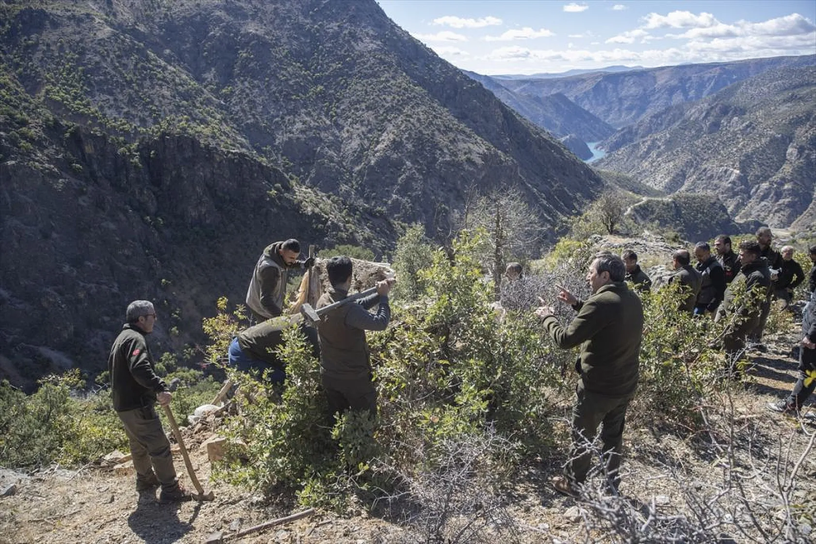 Kaçak avcıların kulübeleri bir bir yıkılıyor