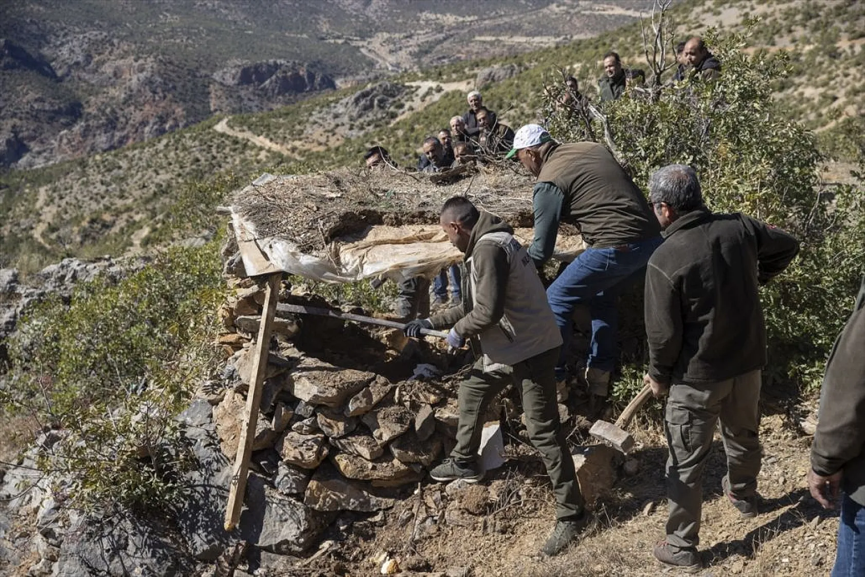 Kaçak avcıların kulübeleri bir bir yıkılıyor