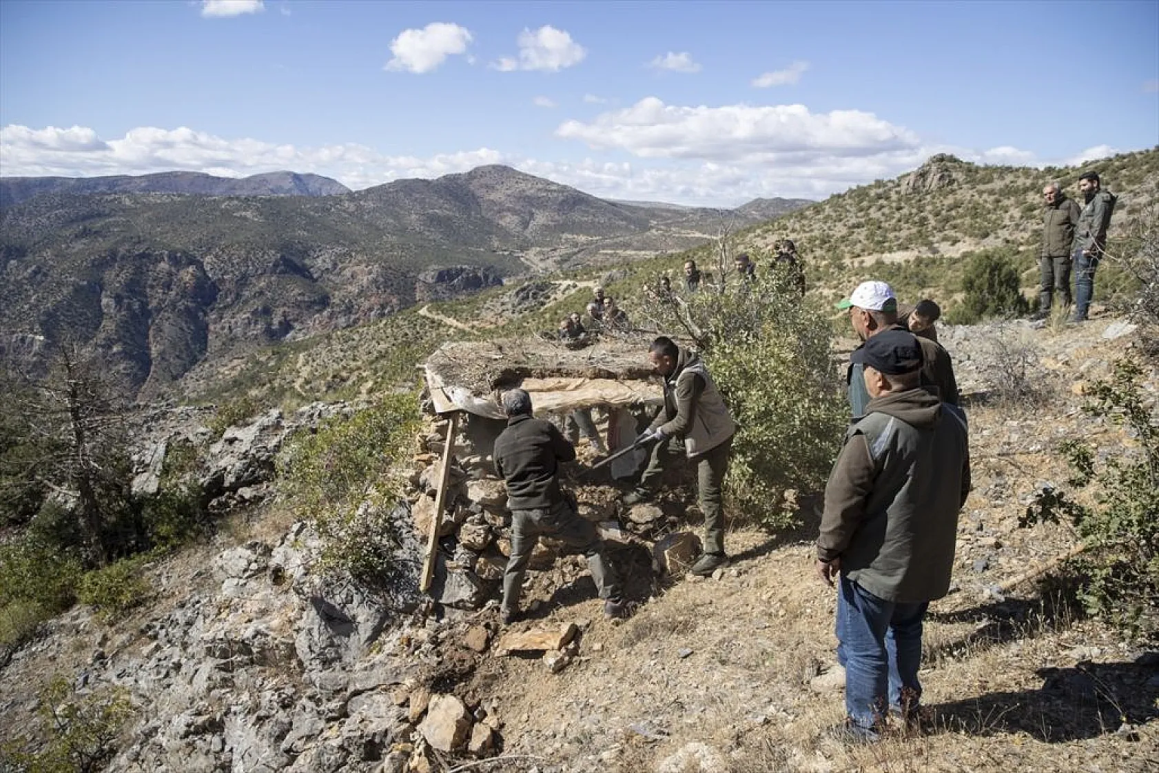 Kaçak avcıların kulübeleri bir bir yıkılıyor