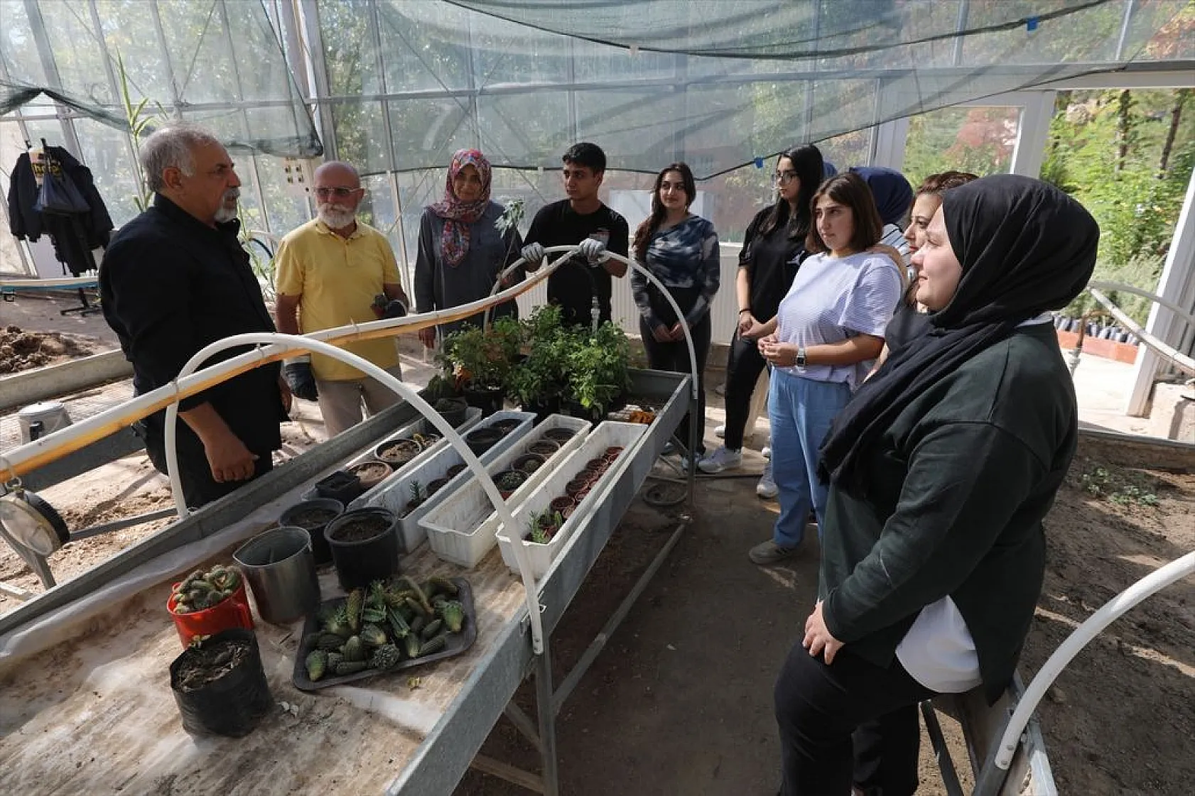 Torunlarıyla akran gençlerle sıra arkadaşı oldular