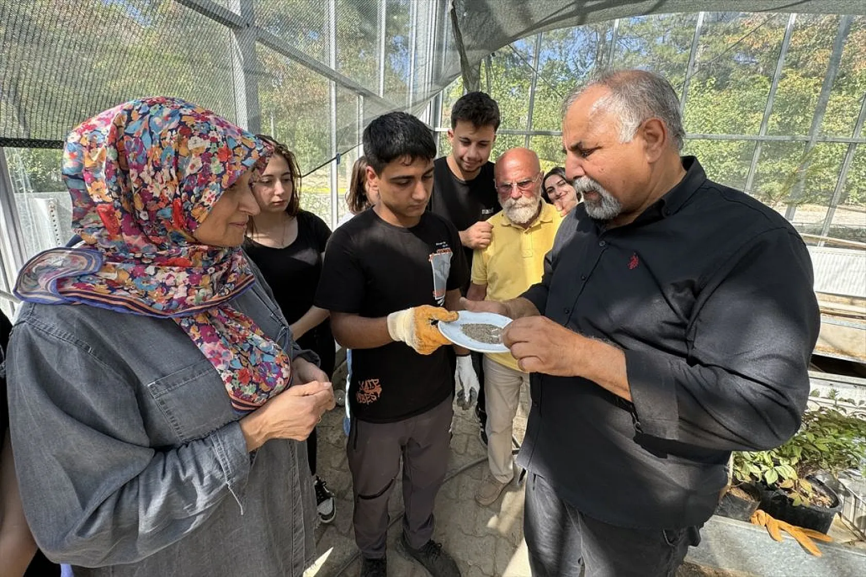 Torunlarıyla akran gençlerle sıra arkadaşı oldular
