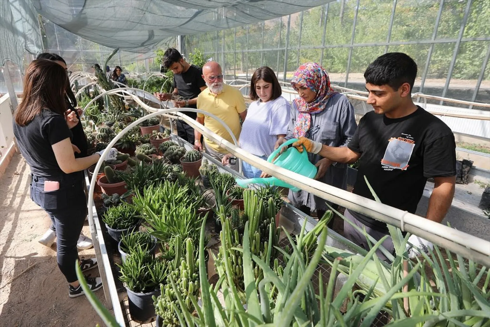 Torunlarıyla akran gençlerle sıra arkadaşı oldular