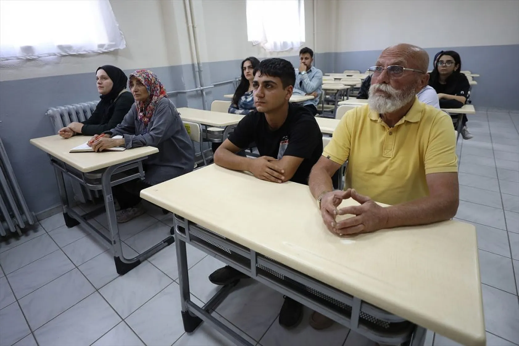 Torunlarıyla akran gençlerle sıra arkadaşı oldular