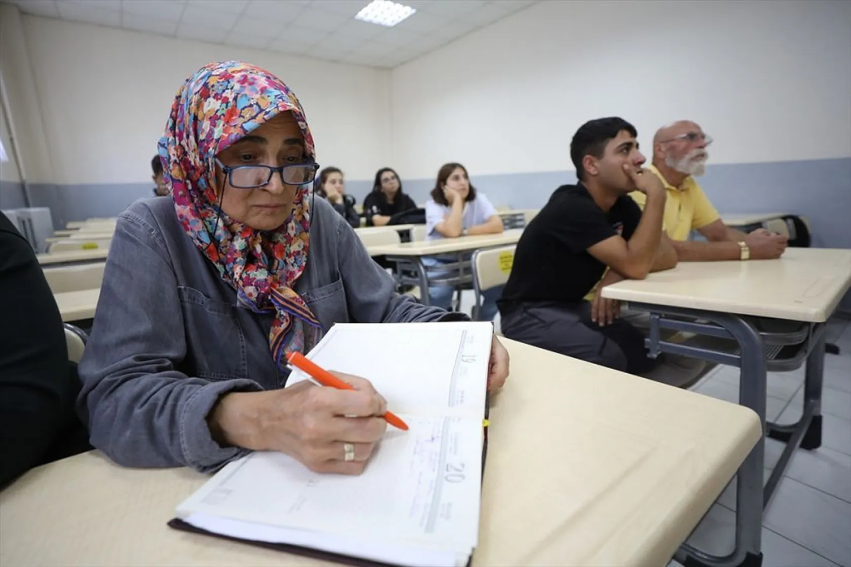 Torunlarıyla akran gençlerle sıra arkadaşı oldular