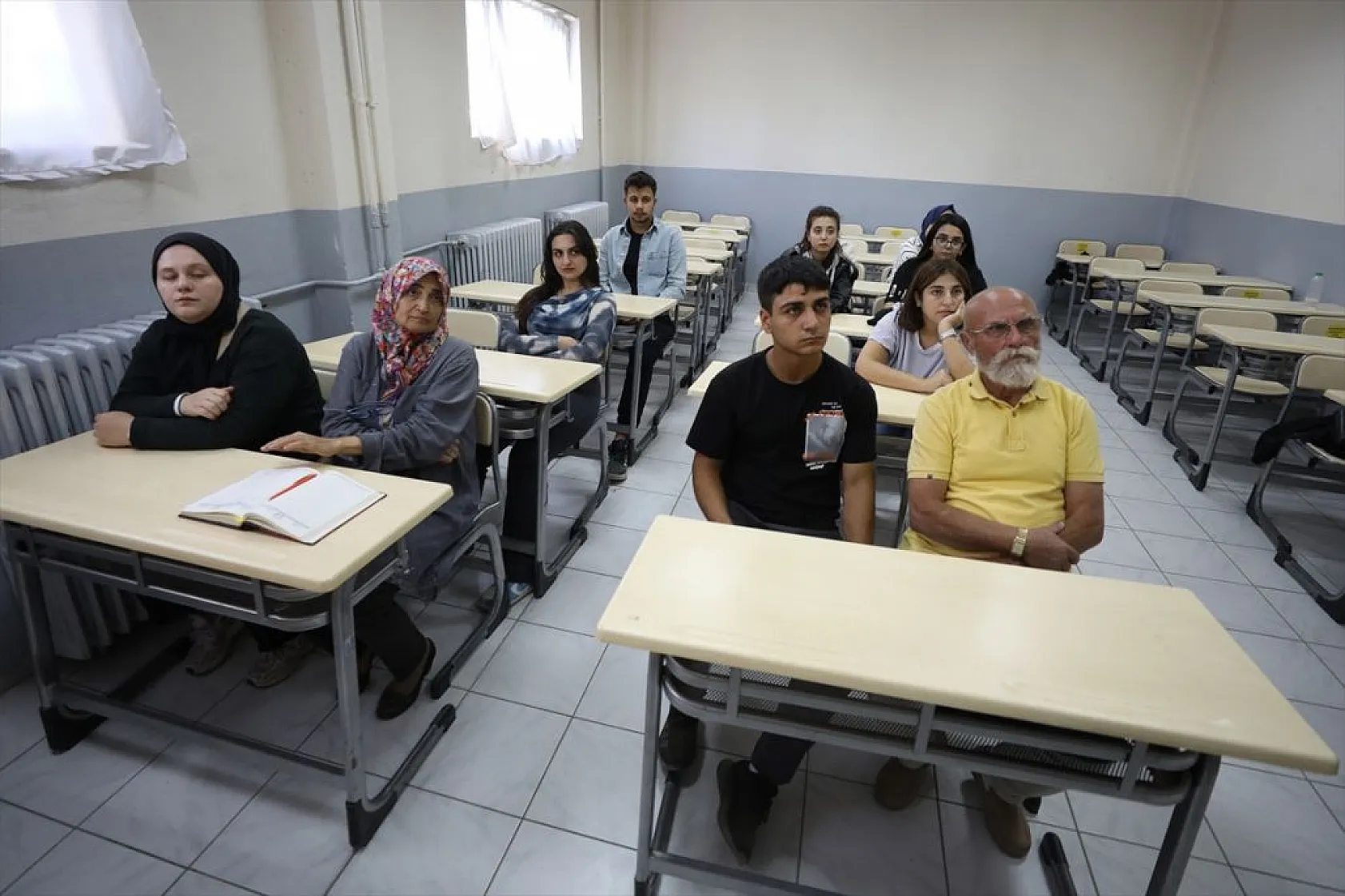 Torunlarıyla akran gençlerle sıra arkadaşı oldular