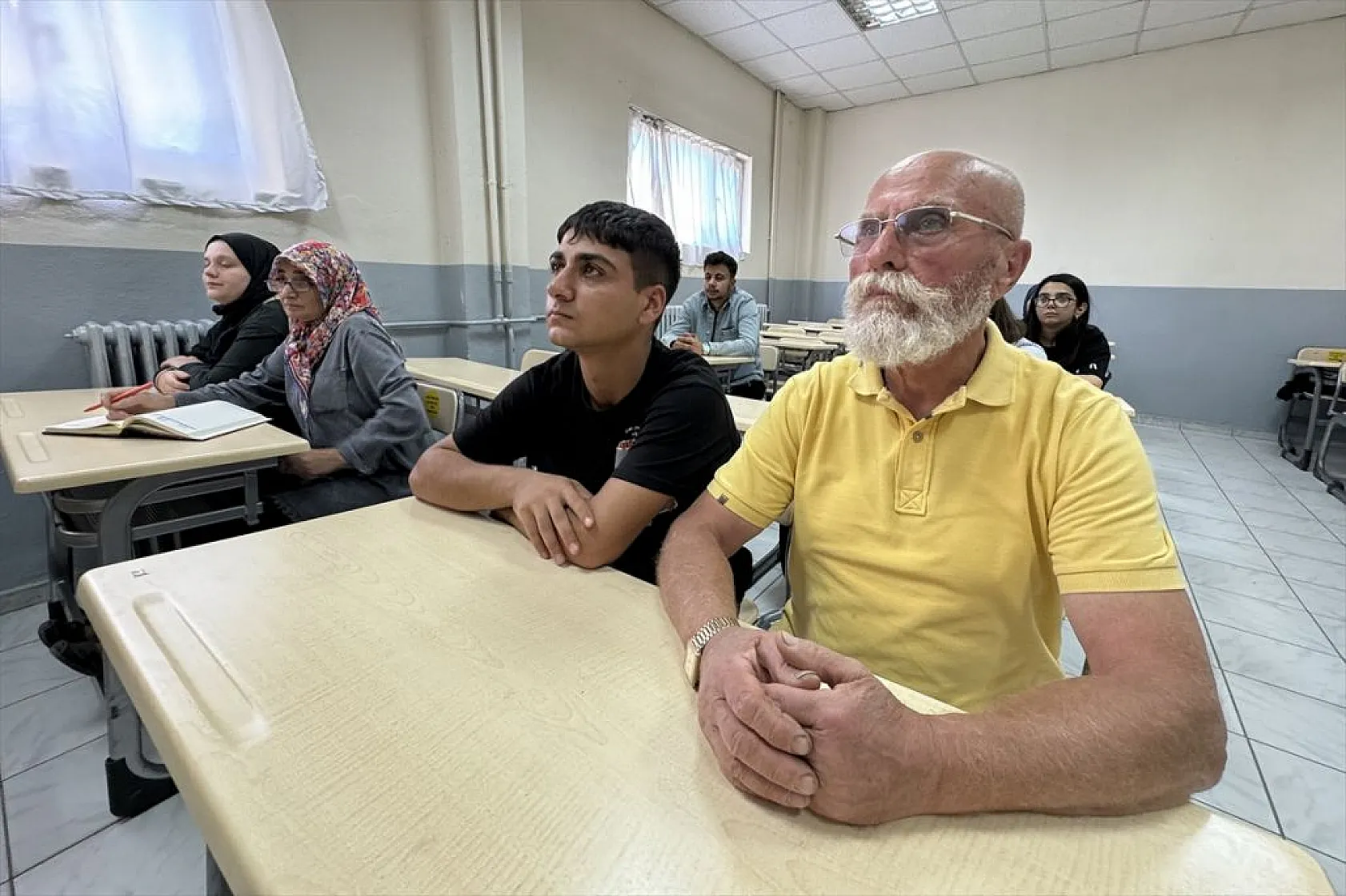 Torunlarıyla akran gençlerle sıra arkadaşı oldular