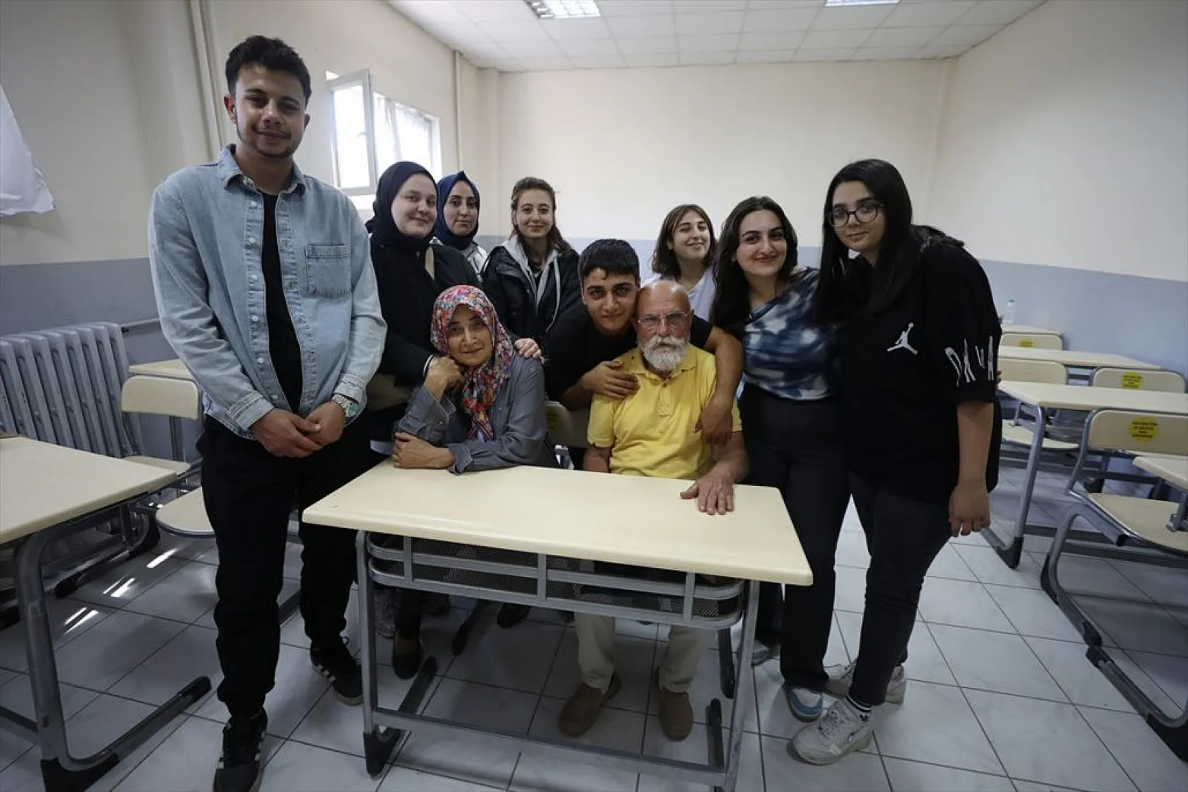 Torunlarıyla akran gençlerle sıra arkadaşı oldular