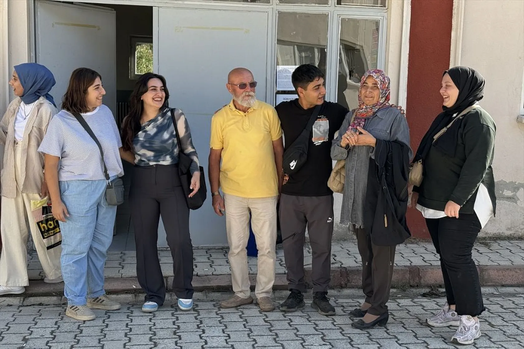 Torunlarıyla akran gençlerle sıra arkadaşı oldular