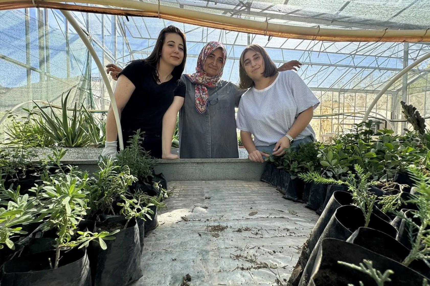 Torunlarıyla akran gençlerle sıra arkadaşı oldular