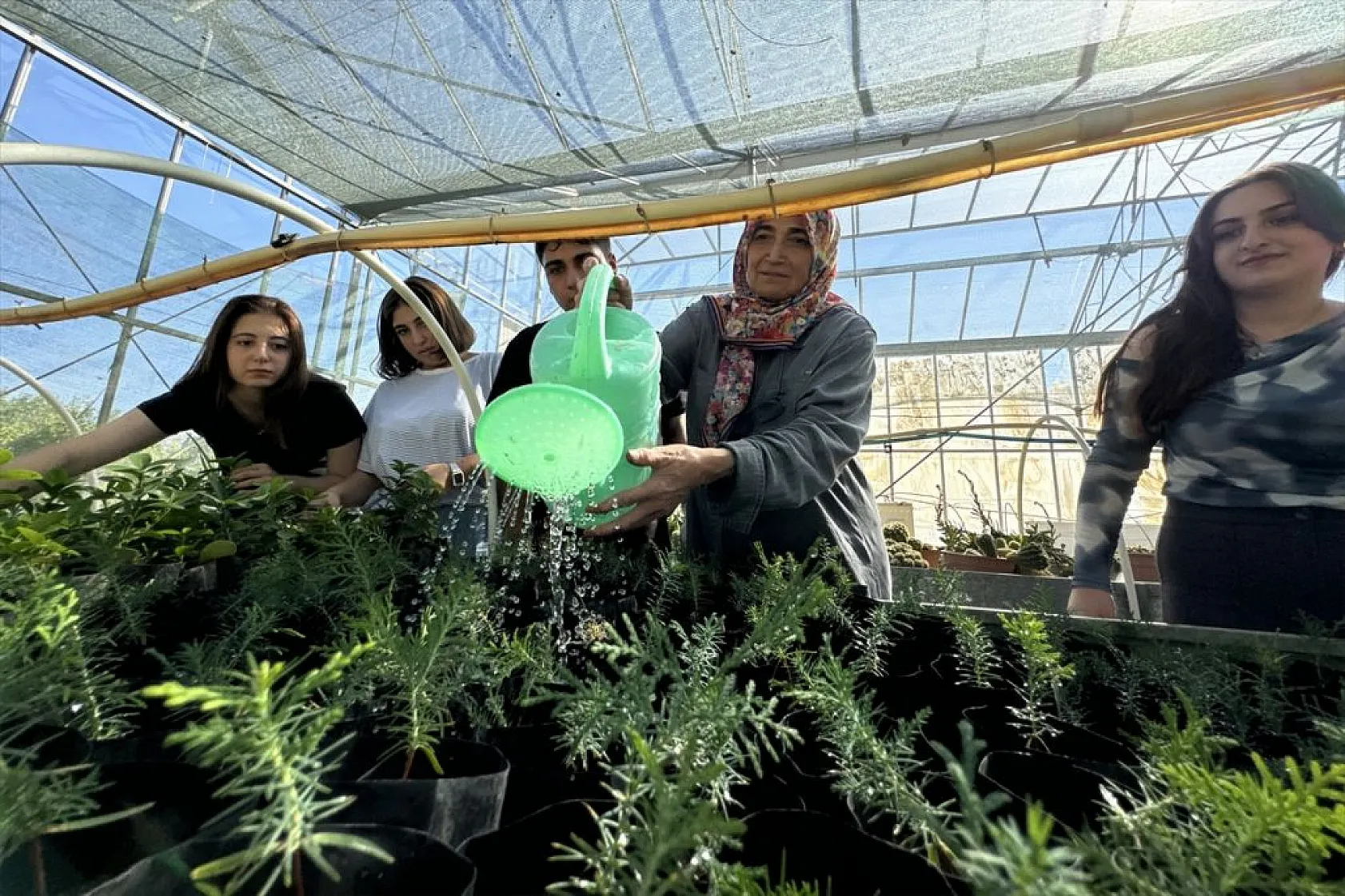 Torunlarıyla akran gençlerle sıra arkadaşı oldular