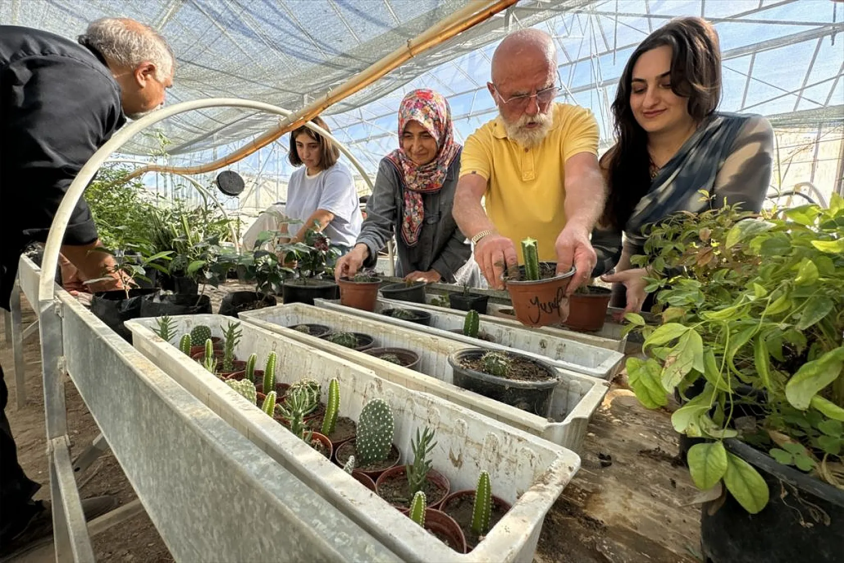 Torunlarıyla akran gençlerle sıra arkadaşı oldular