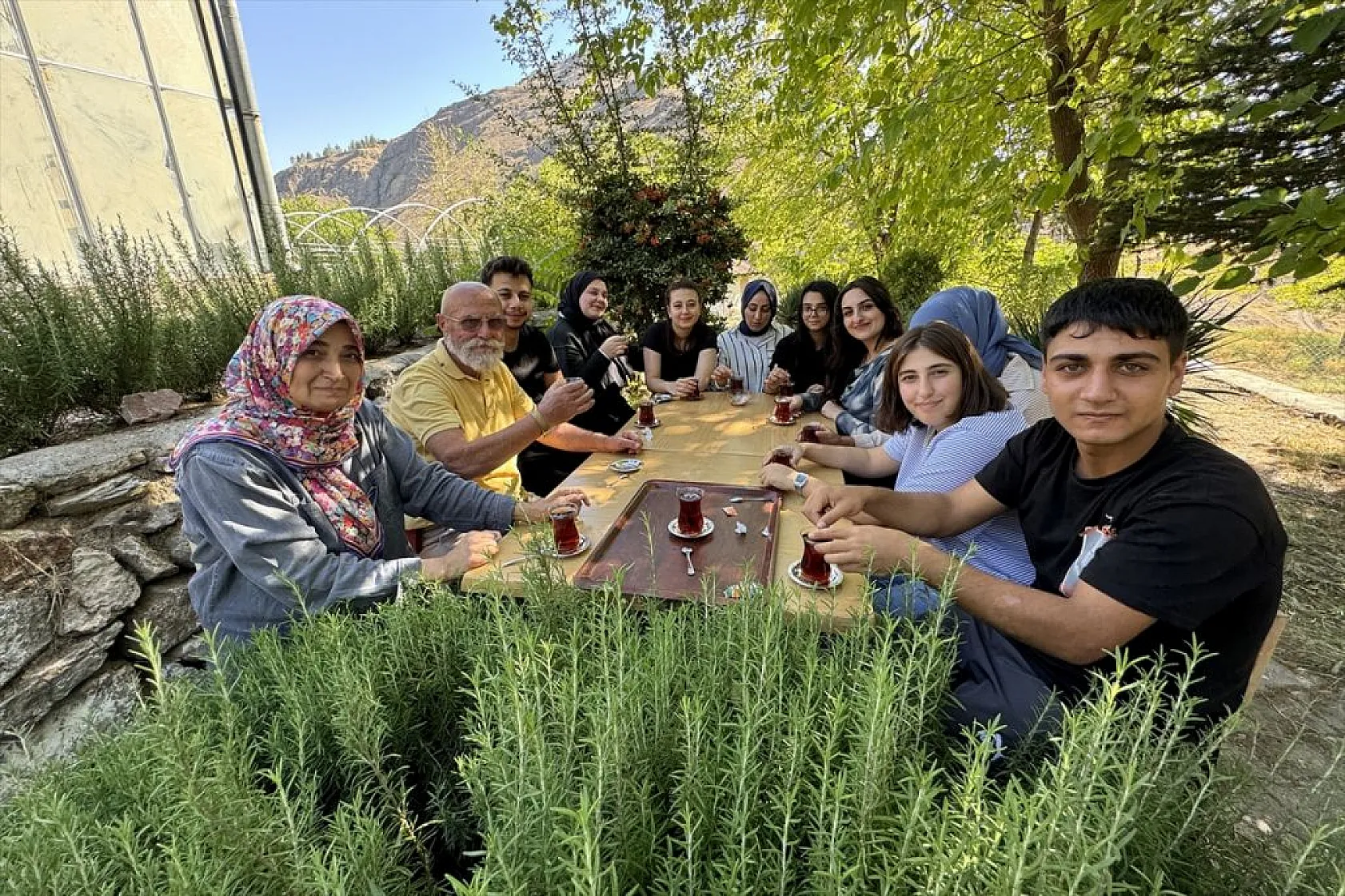 Torunlarıyla akran gençlerle sıra arkadaşı oldular