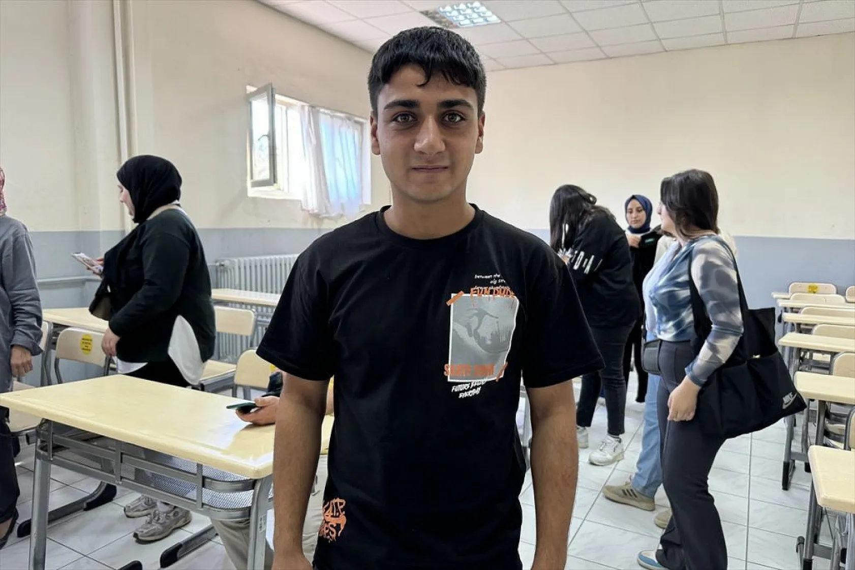 Torunlarıyla akran gençlerle sıra arkadaşı oldular