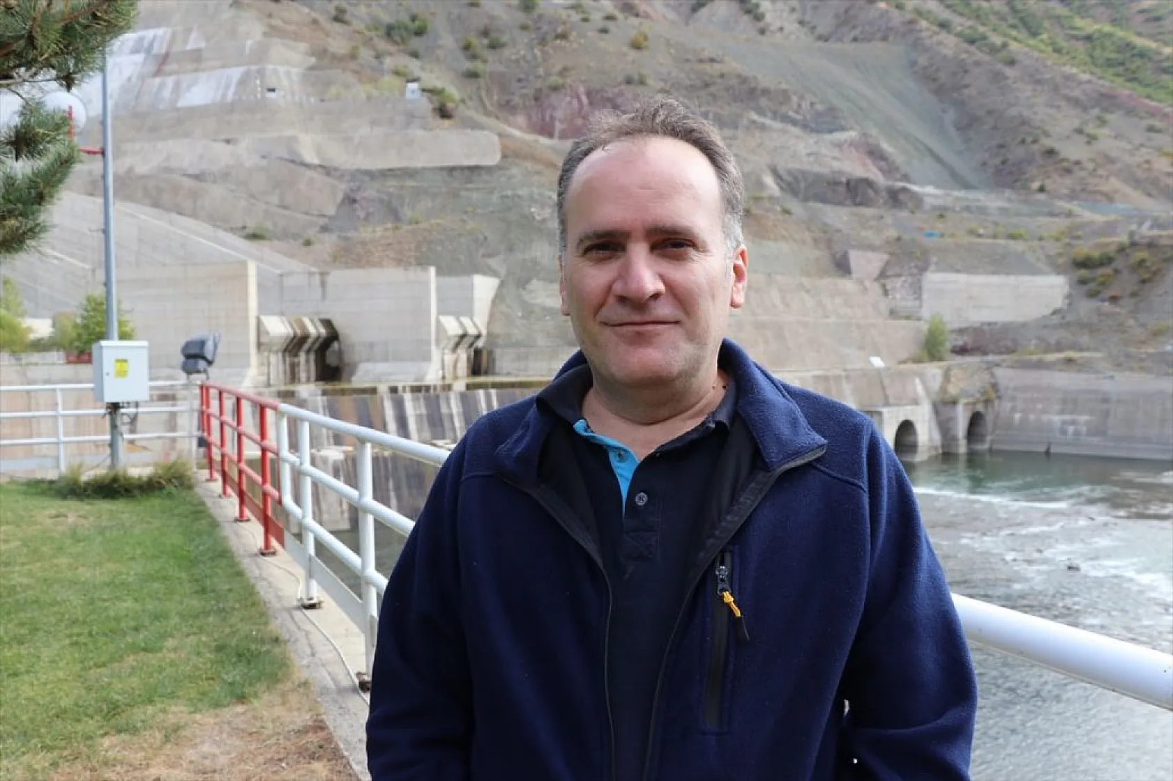 Baraj sahasını mesken tutan yavru dağ keçisini biberonla besliyorlar