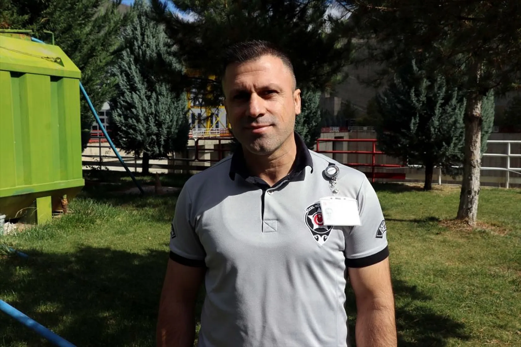 Baraj sahasını mesken tutan yavru dağ keçisini biberonla besliyorlar