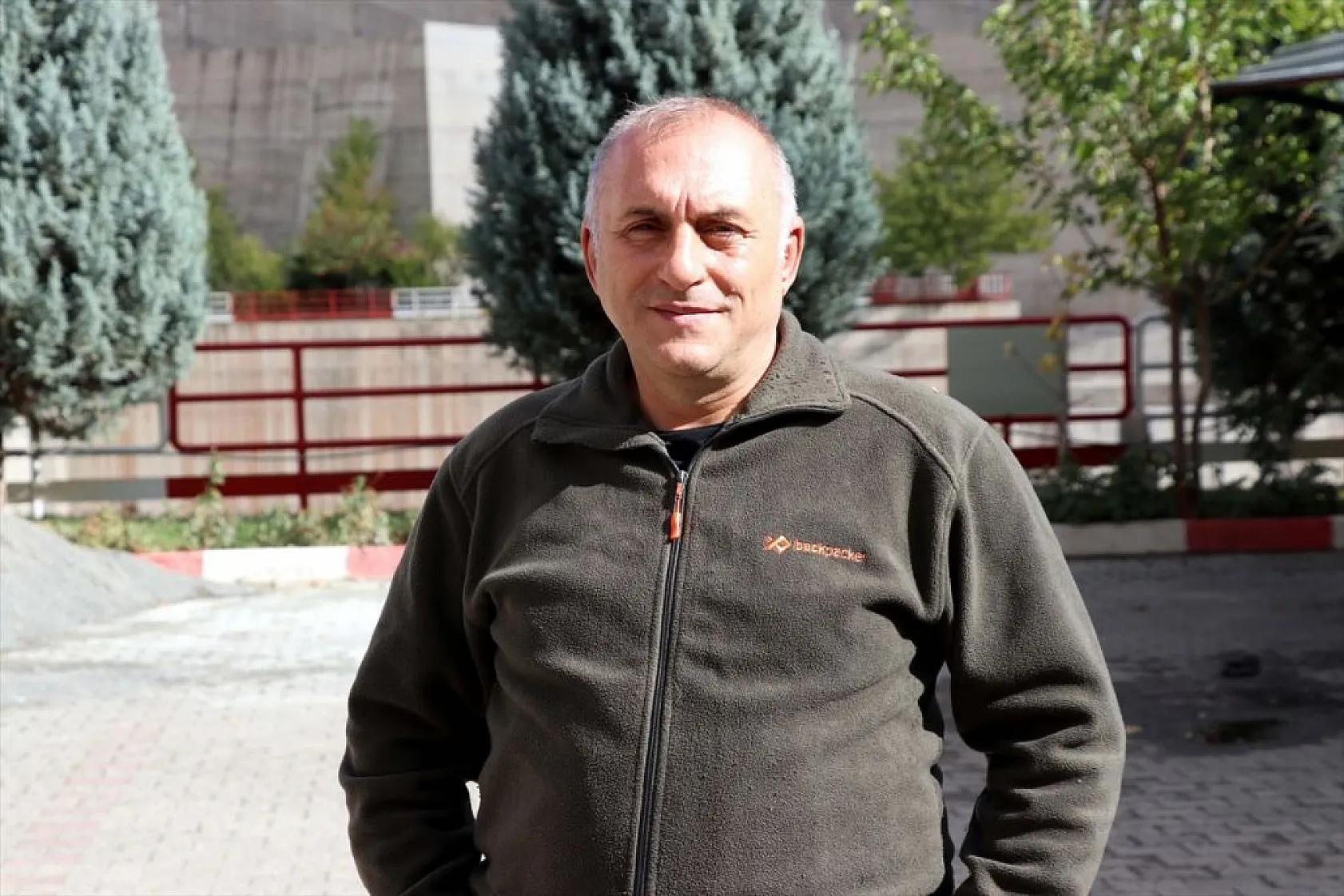 Baraj sahasını mesken tutan yavru dağ keçisini biberonla besliyorlar