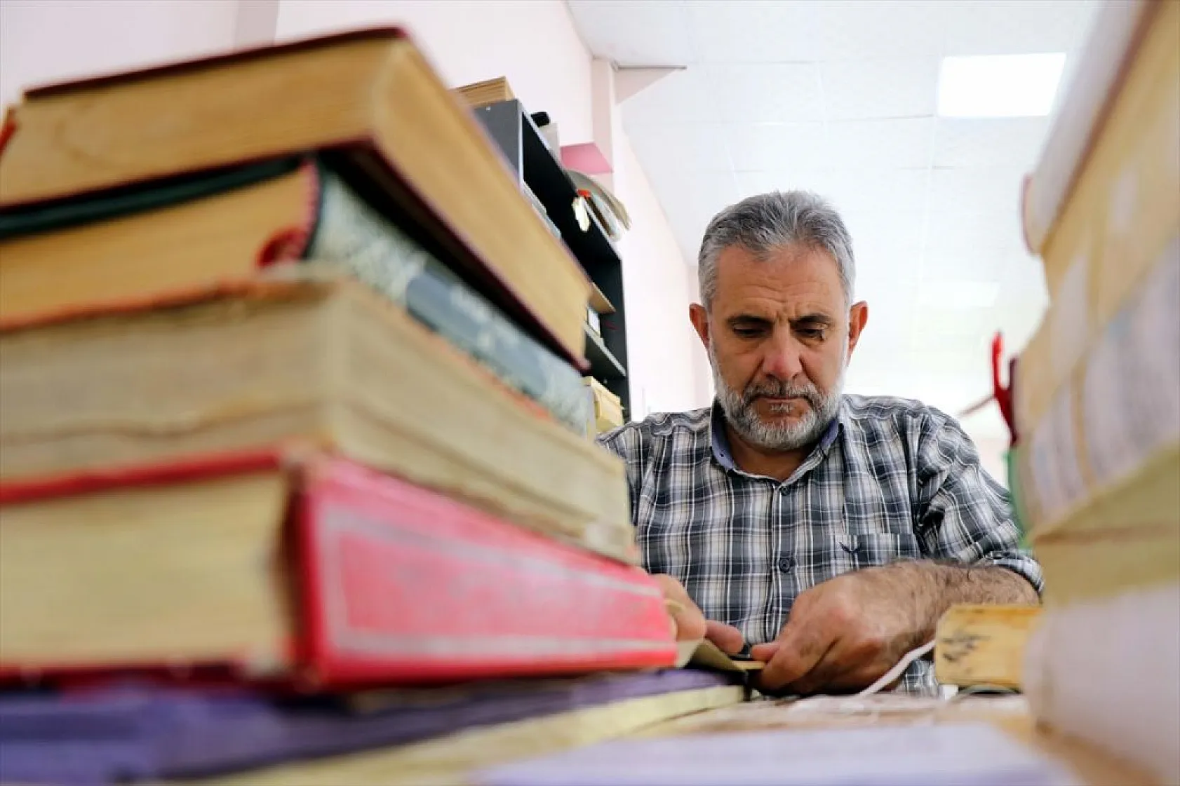 Yıpranan Kur'an-ı Kerim'leri ciltleme sanatıyla gönüllü onarıyor