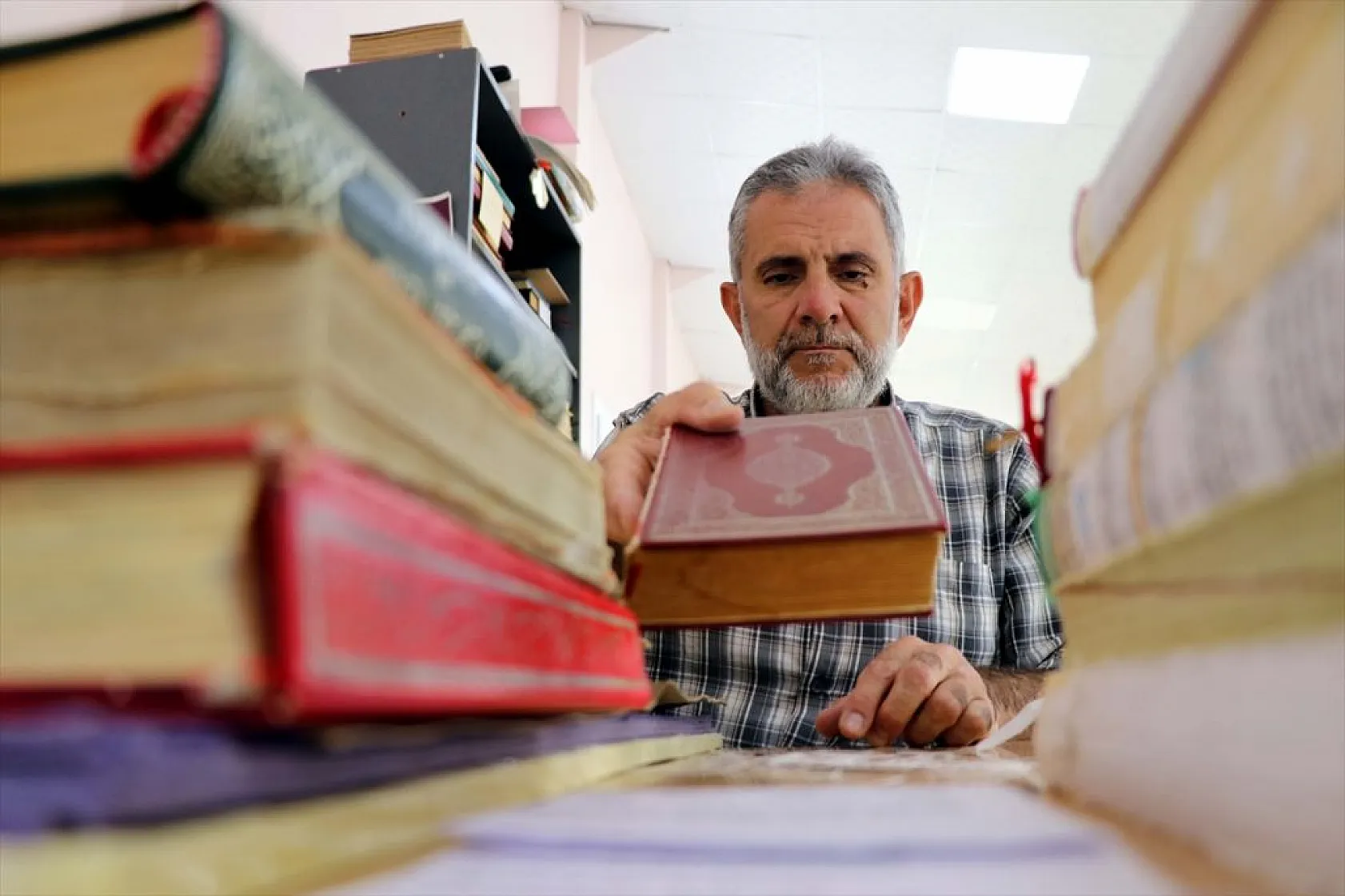 Yıpranan Kur'an-ı Kerim'leri ciltleme sanatıyla gönüllü onarıyor