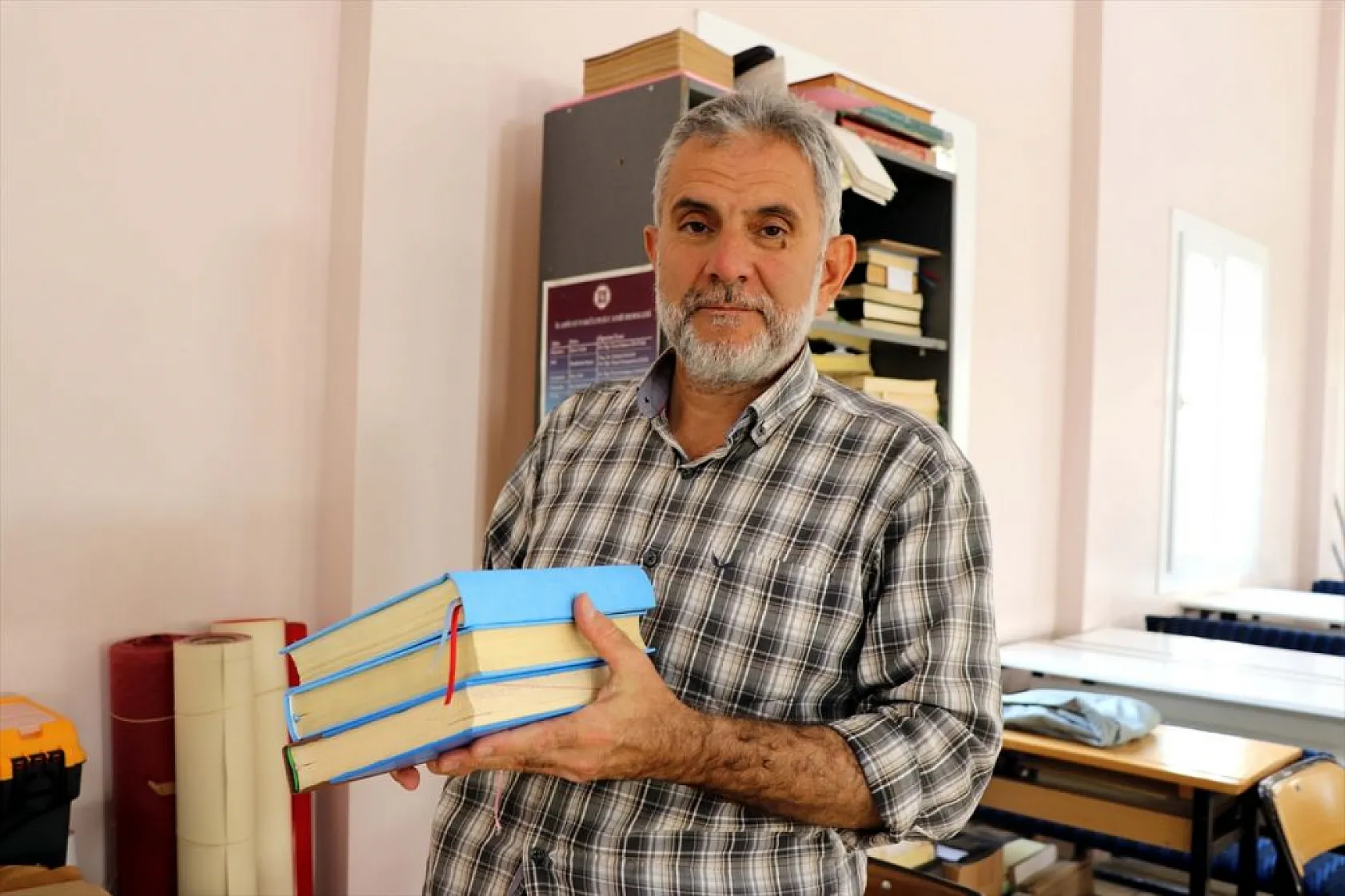 Yıpranan Kur'an-ı Kerim'leri ciltleme sanatıyla gönüllü onarıyor