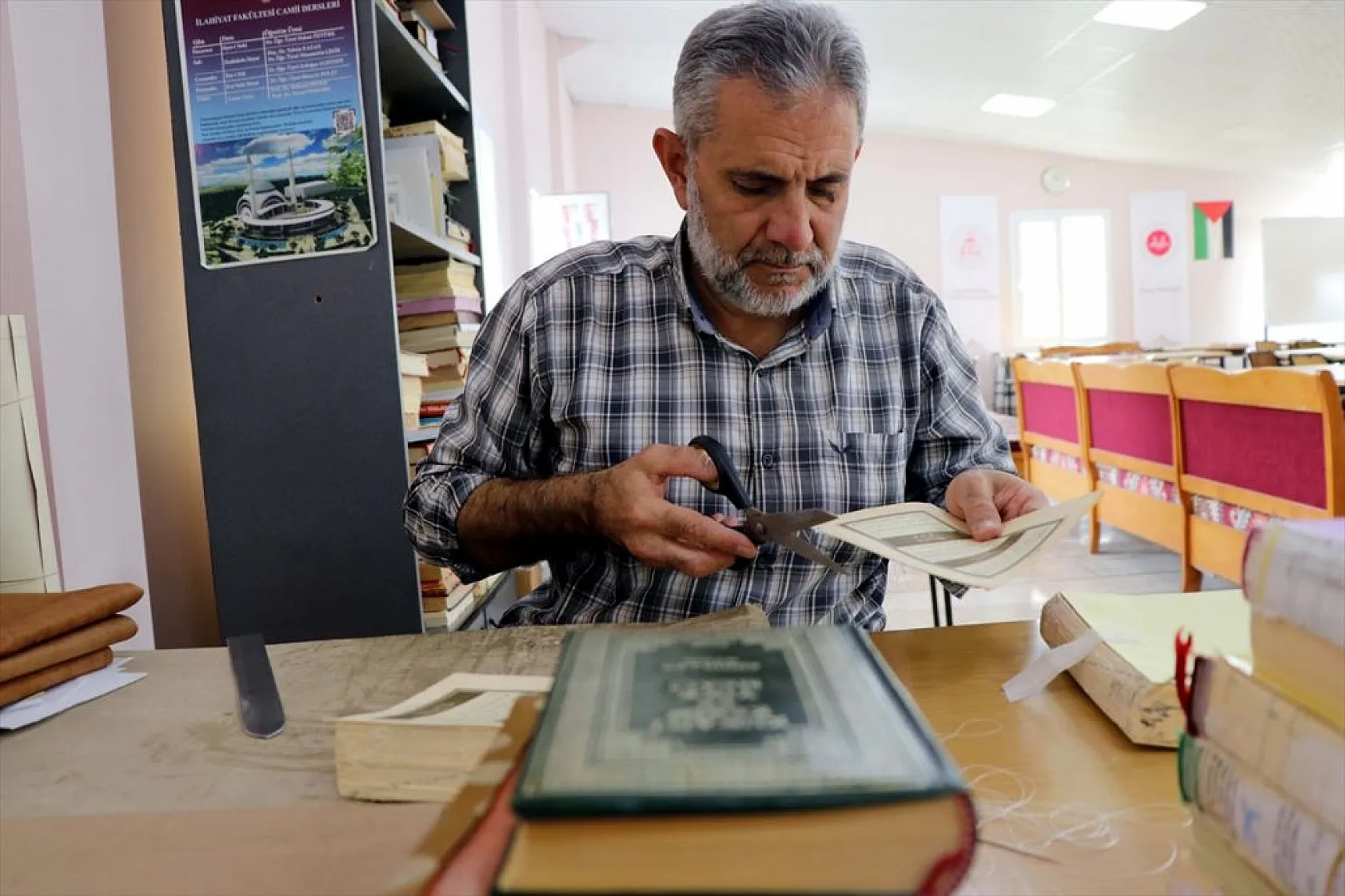 Yıpranan Kur'an-ı Kerim'leri ciltleme sanatıyla gönüllü onarıyor