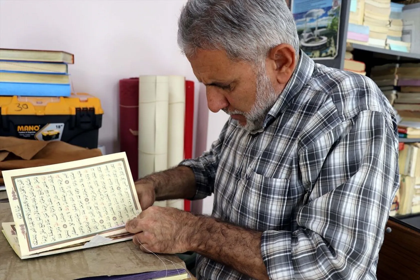 Yıpranan Kur'an-ı Kerim'leri ciltleme sanatıyla gönüllü onarıyor