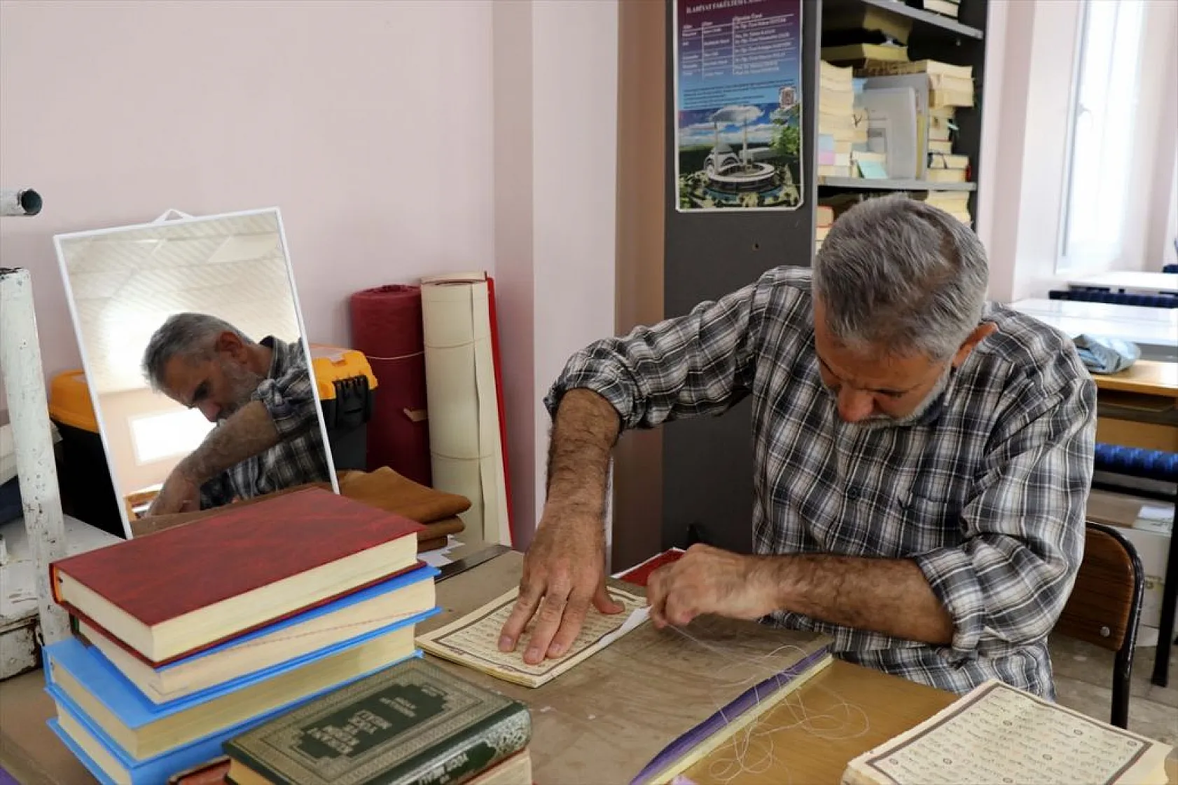 Yıpranan Kur'an-ı Kerim'leri ciltleme sanatıyla gönüllü onarıyor