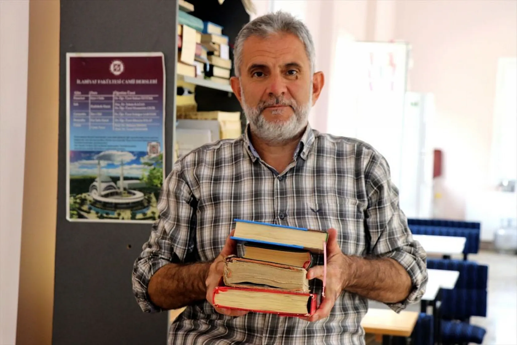 Yıpranan Kur'an-ı Kerim'leri ciltleme sanatıyla gönüllü onarıyor