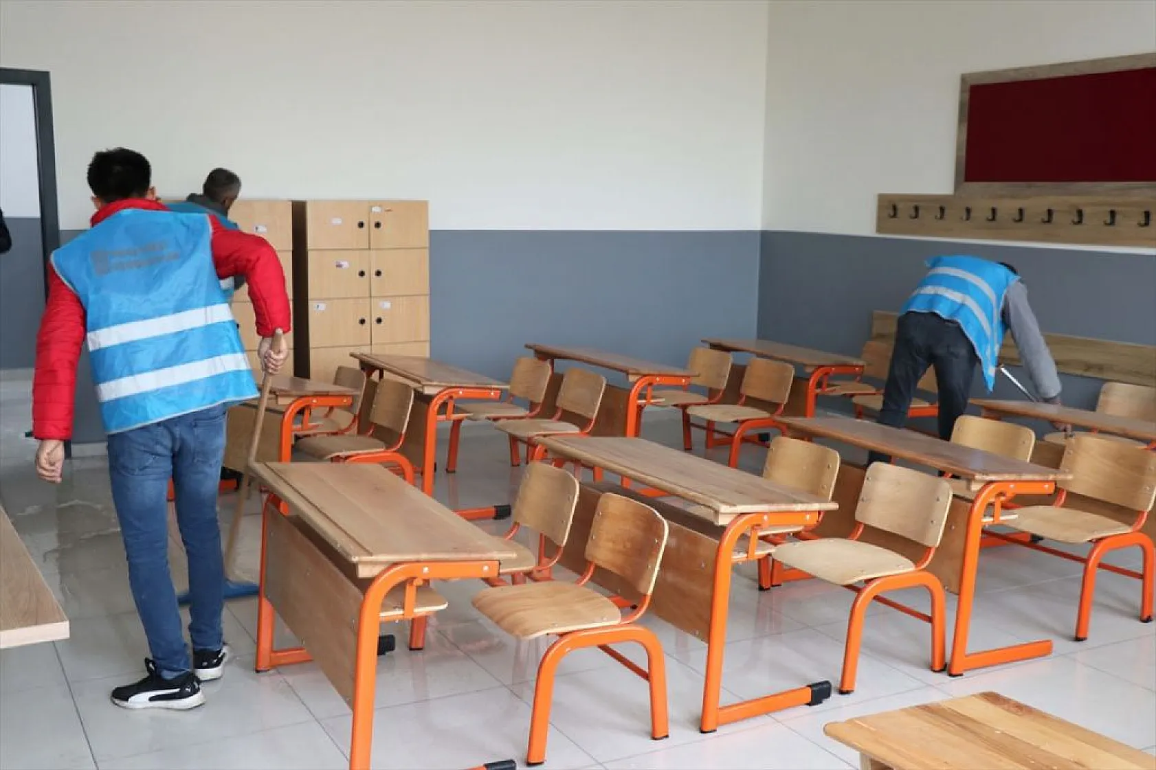 İnşa edilen okulların 'temizliğini' hükümlüler yapıyor