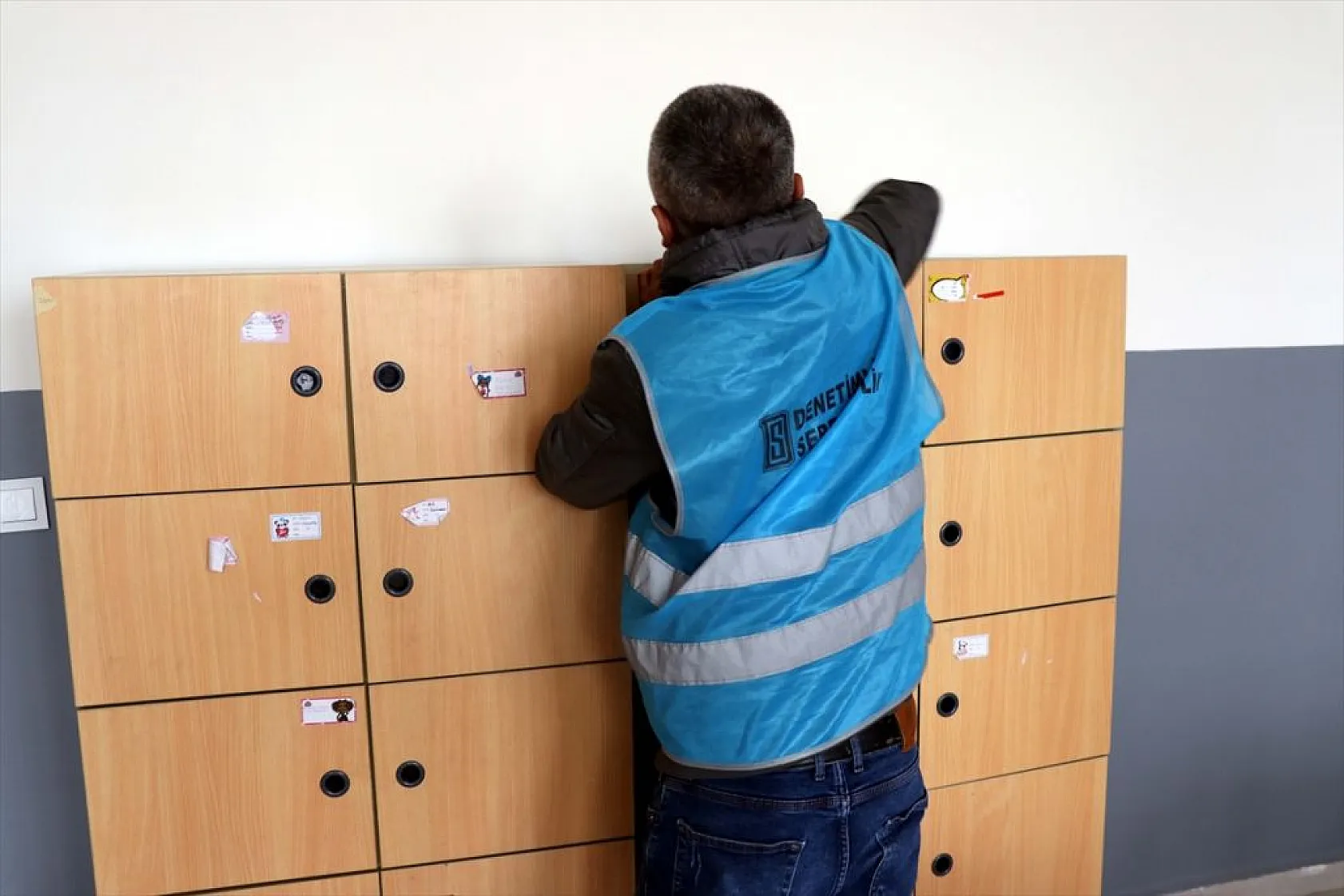 İnşa edilen okulların 'temizliğini' hükümlüler yapıyor